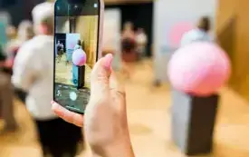 Galeria aktualności Fotorelacja z wernisażu wystawy Joanny Bieniasz &ndash; &bdquo;Co mnie trzyma, jest też tym, co mnie unosi&rdquo; | Komorniki 38