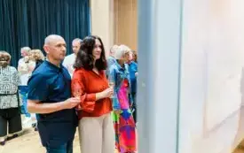 Galeria aktualności Fotorelacja z wernisażu wystawy Joanny Bieniasz &ndash; &bdquo;Co mnie trzyma, jest też tym, co mnie unosi&rdquo; | Komorniki 44